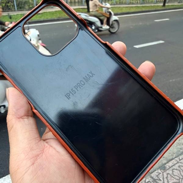 Tổng thể mẫu ốp lưng iPhone 15 Pro Max da cá sấu EXEAA8 cao cấp.