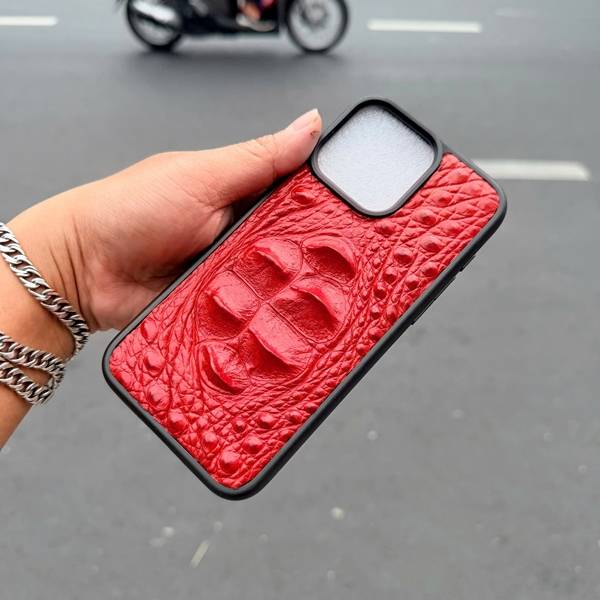 Tổng thể ốp lưng iPhone 15 Pro Max da cá sấu gù dọc EXEA4 sang trọng.