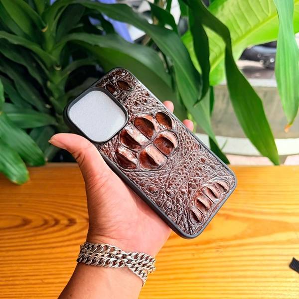Ốp lưng cá sấu gù lưng iPhone 14 Pro Max màu nâu đất