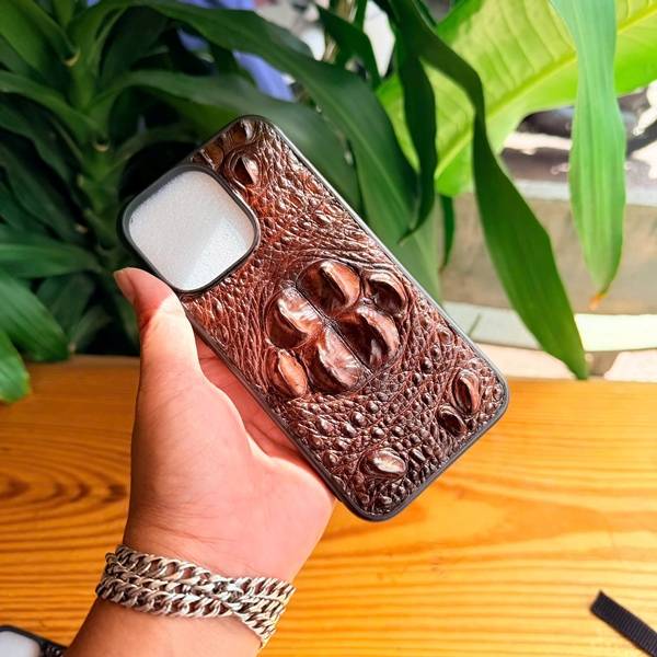 Ốp lưng da cá sấu gù ngược màu nâu đất iPhone 14 Pro Max