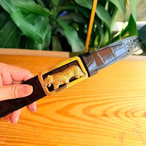 Cận cảnh mặt khóa thép vàng hình con hổ của thắt lưng TSK132.