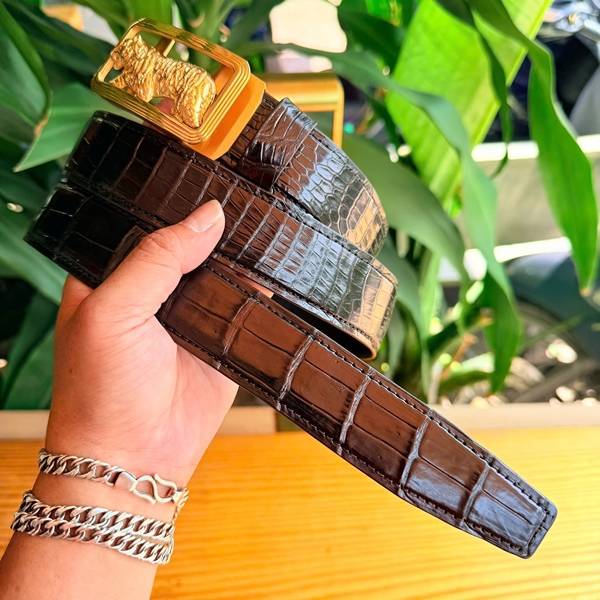 Thắt lưng da cá sấu liền mạch TSK132 khóa vàng sang trọng.