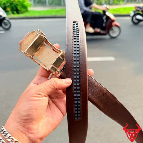 Thắt lưng nam da bò Nappa màu nâu mềm mại khóa ray nhựa