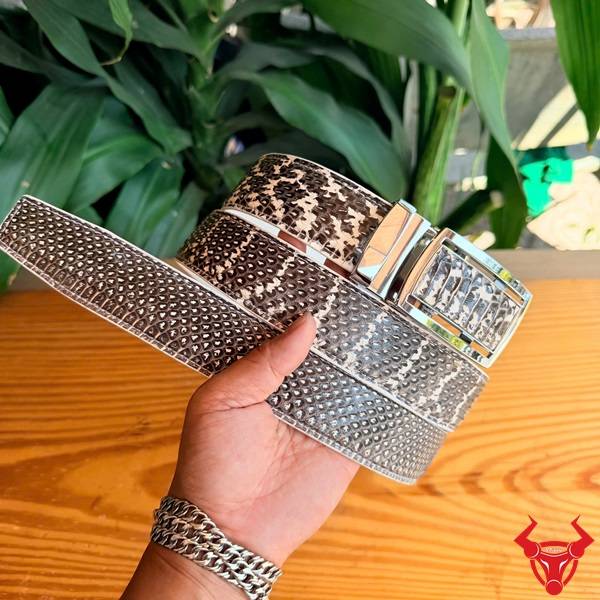 Dây nịt nam da rắn hổ mang TLA16B2 khóa trắng thời thượng