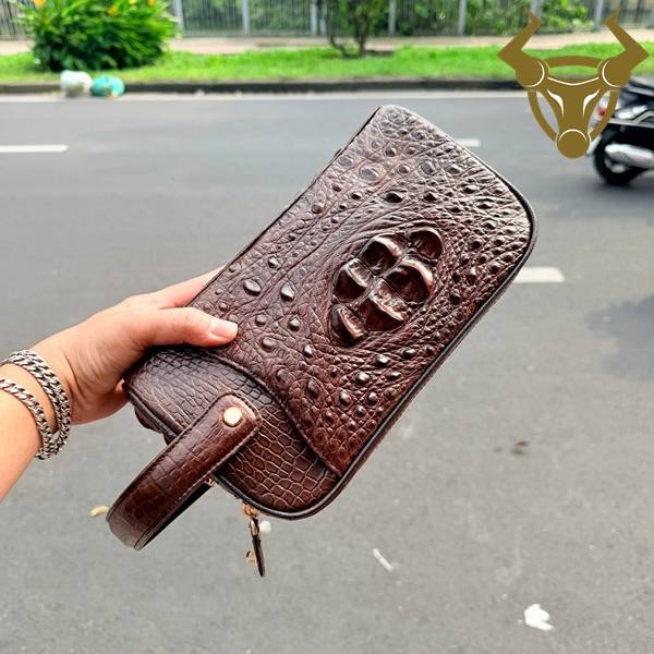Túi clutch da cá sấu gù màu nâu đất ngăn rộng tiện dụng