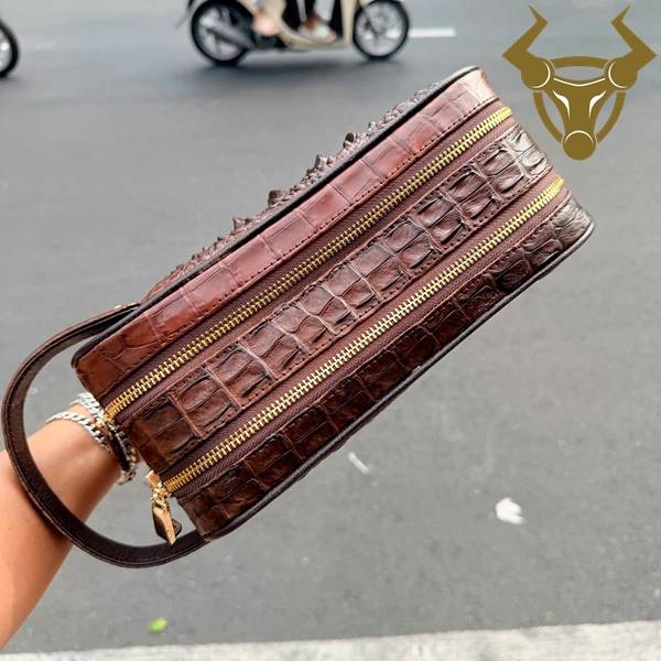 Túi clutch da cá sấu gù nâu đất có quai xách ngăn lớn