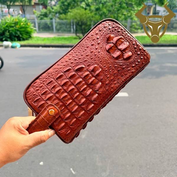 Túi clutch da cá sấu gù nâu đỏ ngăn rộng tiện dụng cao cấp