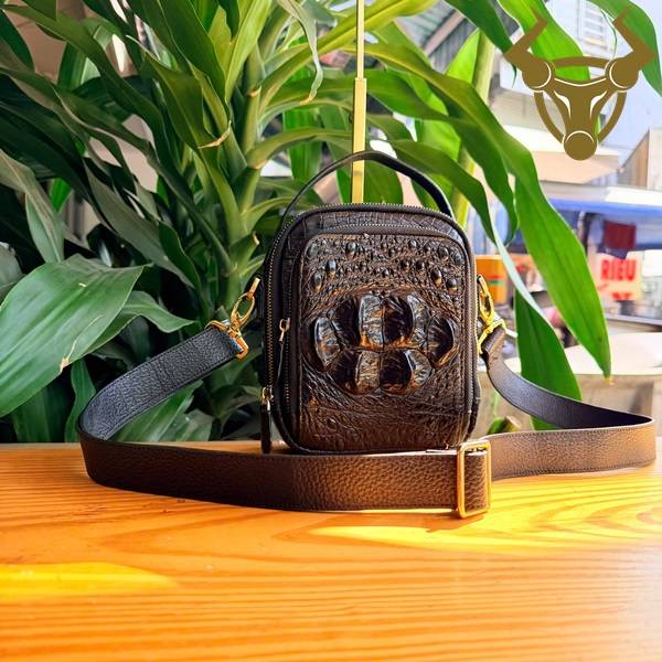 Túi Nam Có Quai Xách Da Cá Sấu TVBA4 Sang Trọng Cận cảnh vân da cá sấu gù tự nhiên trên túi TVBA4 cao cấp.