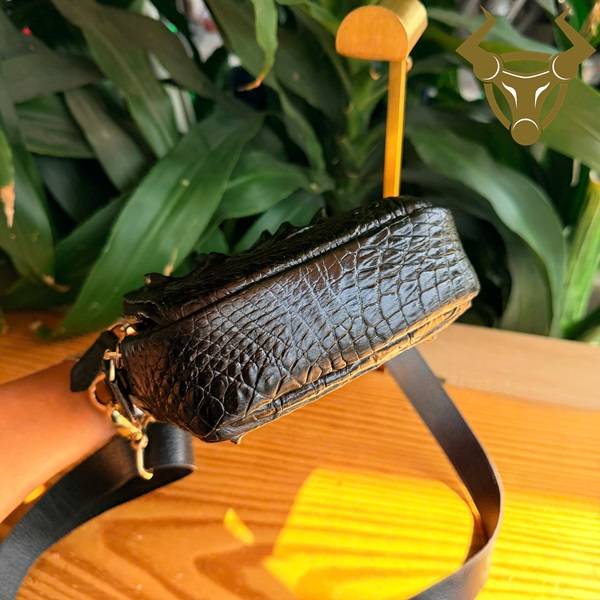 Shop Túi Nam Da Cá Sấu TVBA4 Gù Siêu To Uy Tín Thiết kế gù lớn độc bản của túi đeo chéo nam TVBA4.