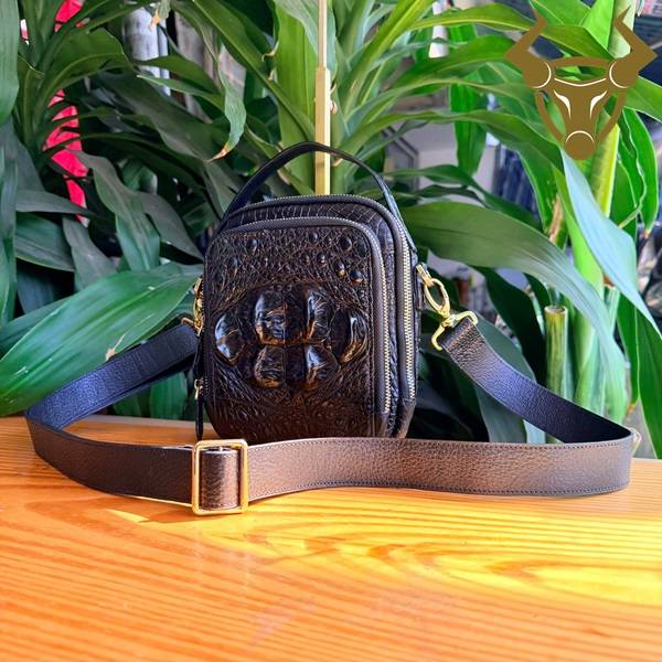 Túi Da Cá Sấu Thật TVBA4 Gù Siêu To Cao Cấp Cho Nam Mẫu túi nam TVBA4 có quai xách da cá sấu thật cao cấp.