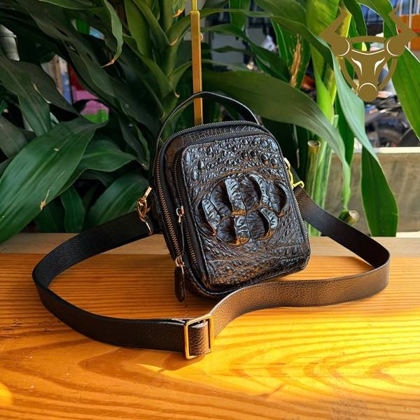 Mẫu Túi Nam TVBA4 Da Cá Sấu Gù Lớn Ấn Tượng Nhất Túi da cá sấu TVBA4 phong cách thời trang nam thượng lưu.