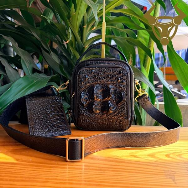 Túi Xách Nam Da Cá Sấu TVBA4 Gù To Thượng Lưu Tổng thể túi đeo chéo nam TVBA4 có quai xách ấn tượng.