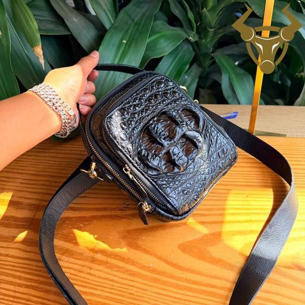 Túi Đeo Chéo TVBA4 Da Cá Sấu Gù Độc Bản Cho Nam Màu sắc tự nhiên của da cá sấu trên mẫu túi TVBA4.