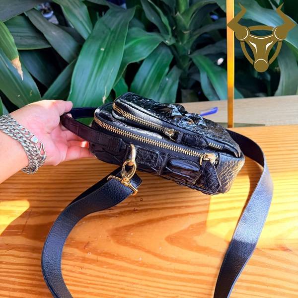 Túi Nam Da Cá Sấu TVBA4 Có Quai Xách Lịch Lãm Túi đeo chéo nam có quai xách TVBA4 da cá sấu chính hãng.