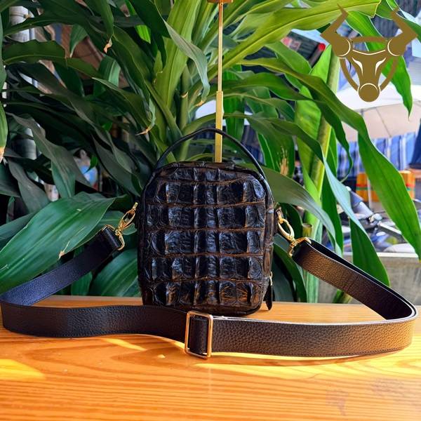 Mua Túi Đeo Chéo Nam Da Cá Sấu TVBA4 Cao Cấp Chi tiết đường may thủ công trên túi da cá sấu TVBA4.