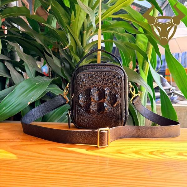 Túi Đeo Chéo Nam Da Cá Sấu TVBA4 Gù To Đẳng Cấp Túi đeo chéo nam da cá sấu gù to TVBA4 màu đen sang trọng.