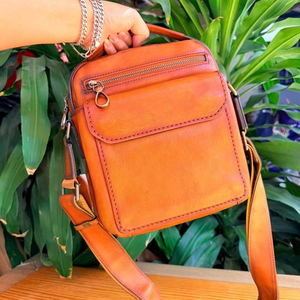 Mẫu túi nam da bò Veg A19 màu cam thiết kế nhỏ gọn.