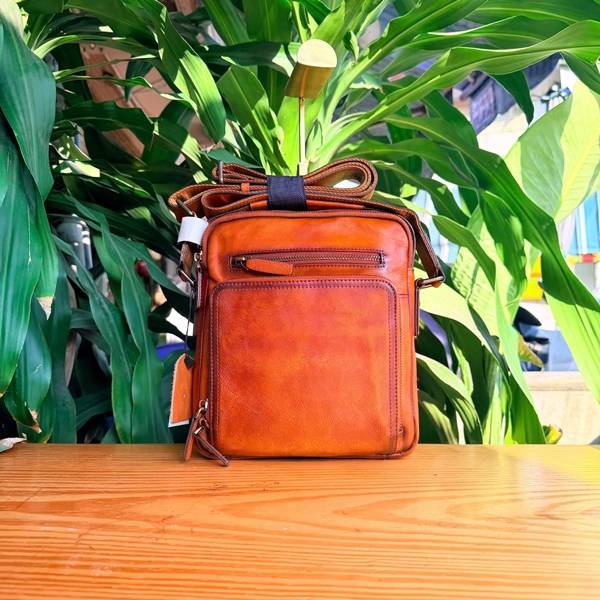 Cận cảnh chất liệu da bò Veg Tan bền bỉ của túi nam A8.