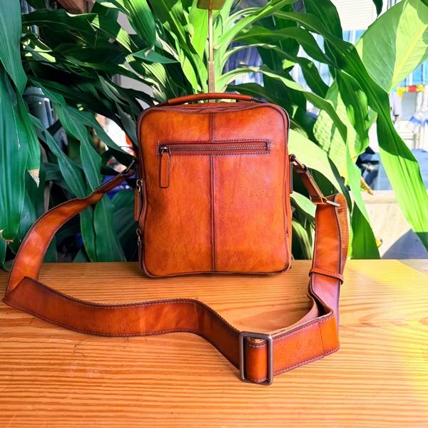 Túi nam da bò Veg Tan A8 phối đồ phong cách thời thượng.
