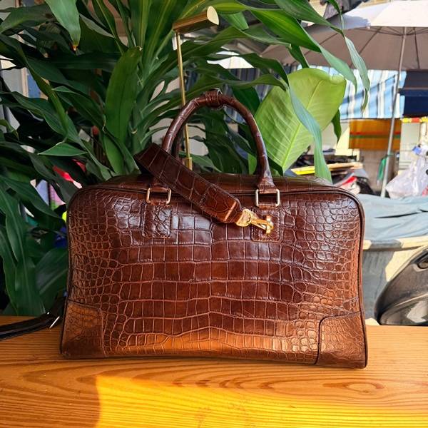 Cận cảnh vân da cá sấu cao cấp trên túi du lịch TYC02.