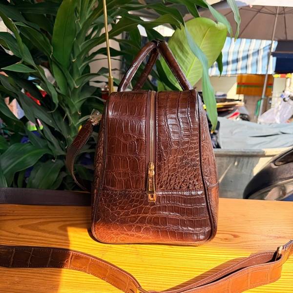 Tổng thể túi xách trống du lịch da cá sấu TYC02 màu nâu đất.