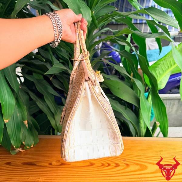 Túi nữ da cá sấu nhũ vàng nổi bật