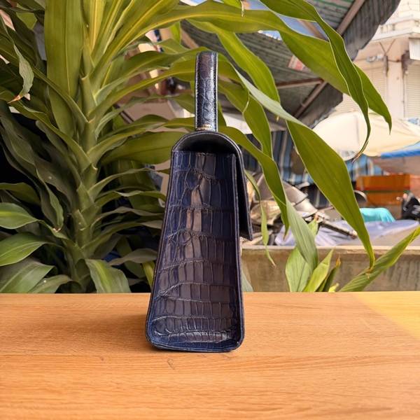 Túi Xách Nữ TYC07 Da Cá Sấu Bụng Đẹp Quý Phái Vượt Thời Gian Cận cảnh khóa cài và da cá sấu trên túi TYC07.