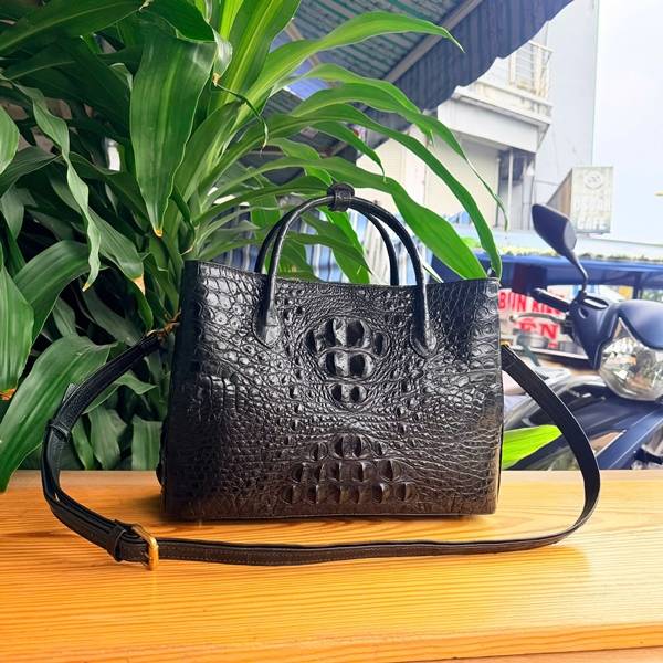 Túi Laptop Nữ Da Cá Sấu TYC08 Size 5 Lớn Sang Trọng Cận cảnh vân da cá sấu gù tự nhiên trên túi laptop TYC08.