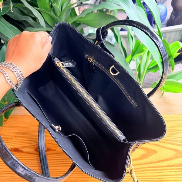 Túi Xách Da Cá Sấu TYC08 Đựng Laptop Đẳng Cấp Thượng Lưu Chi tiết đường may thủ công trên túi da cá sấu TYC08 đựng laptop.