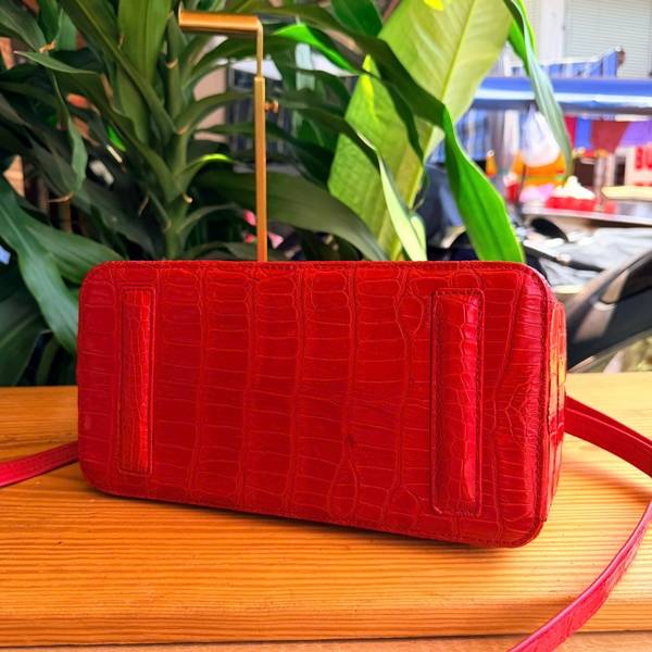 Túi Tote Da Cá Sấu HM-2 Màu Đỏ Đỉnh Cao Phụ Kiện Nữ Túi Tote HM-2 da cá sấu thật đỏ sang trọng và đẳng cấp.