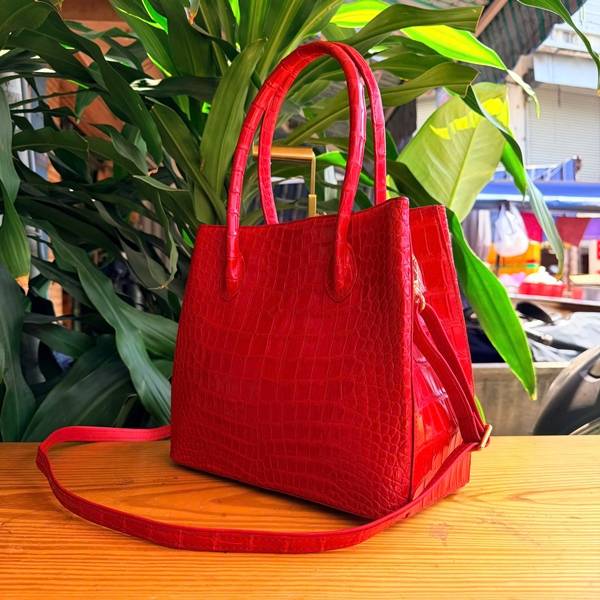 Túi Tote HM-2 Da Cá Sấu Đỏ Đẹp Quý Phái Vượt Thời Gian Mặt bên của túi Tote HM-2 da cá sấu đỏ cao cấp.