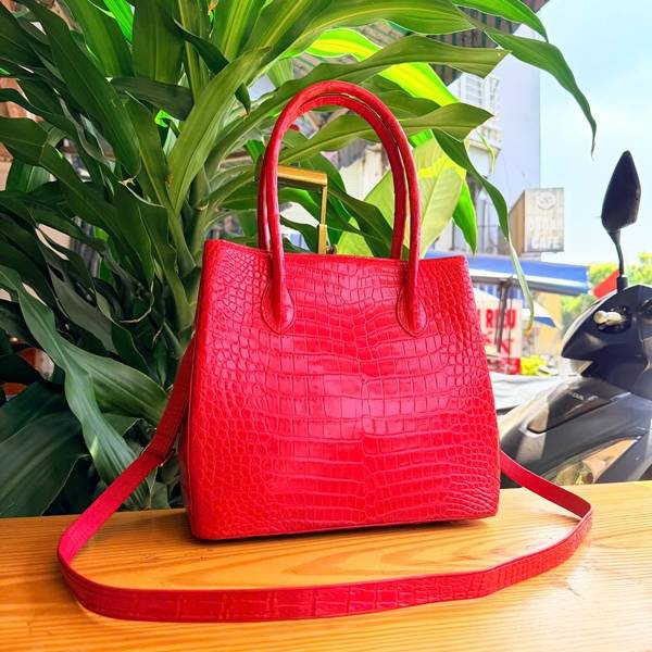 Túi Tote HM-2 Da Cá Sấu Thật Màu Đỏ Quý Phái Thanh Lịch Chi tiết vân da cá sấu tự nhiên trên túi Tote HM-2 cao cấp.