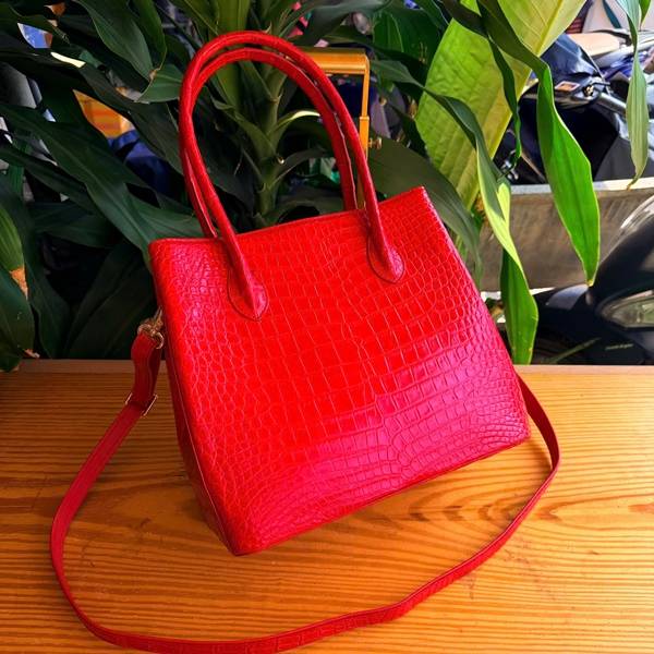 Túi Xách Tote HM-2 Da Cá Sấu Đỏ Đẳng Cấp Thượng Lưu Túi Tote HM-2 da cá sấu đỏ sang trọng cho giới thượng lưu.