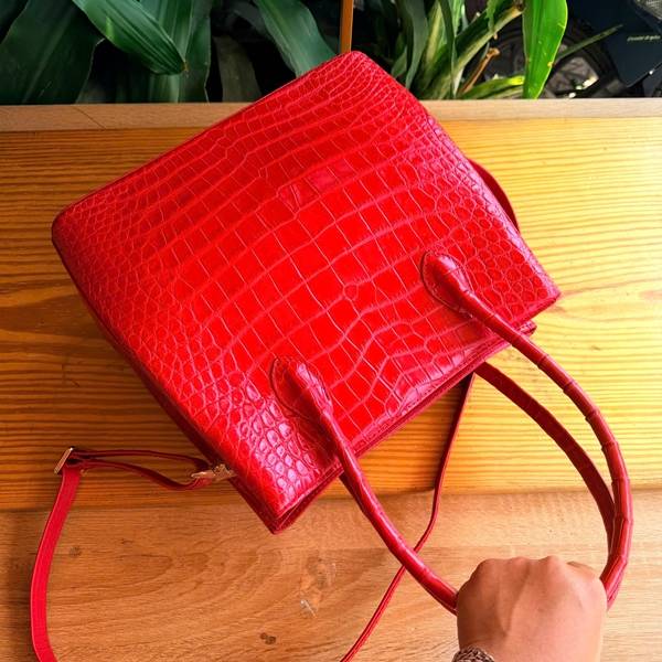 HM-2 Túi Tote Da Cá Sấu Đỏ Sang Trọng Cho Doanh Nhân Thiết kế quai xách chắc chắn của túi Tote da cá sấu HM-2 đỏ.