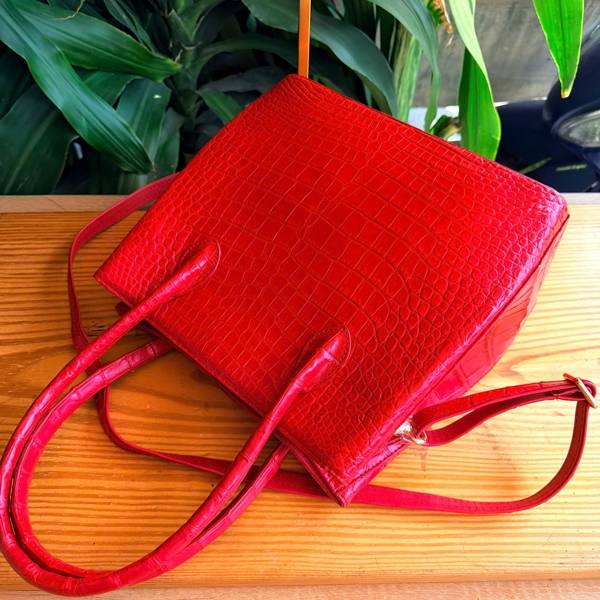 Túi Xách Da Cá Sấu HM-2 Màu Đỏ Phong Cách Thanh Lịch Cận cảnh khóa kéo và thân da cá sấu của mã HM-2 đỏ.