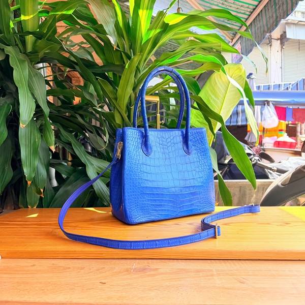 Chi tiết vân da cá sấu tự nhiên trên túi Tote HM-2 cao cấp.