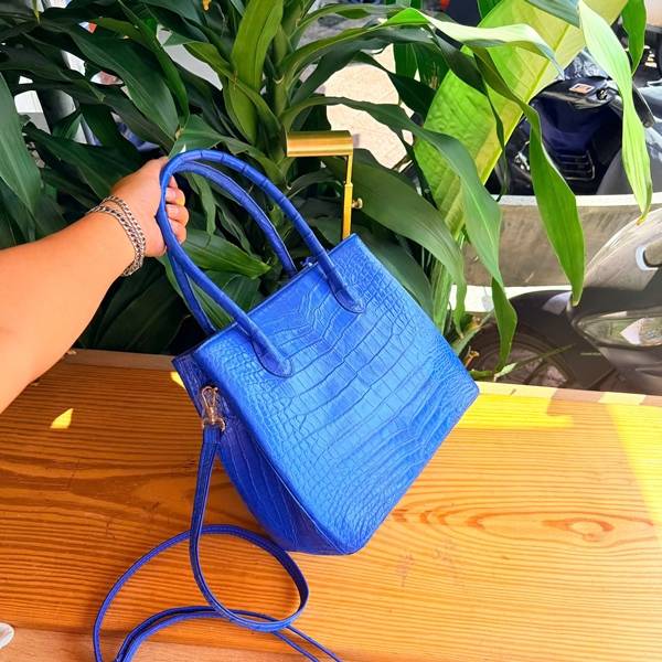 Túi xách Tote HM-2 da cá sấu xanh dương kiểu dáng thanh lịch.