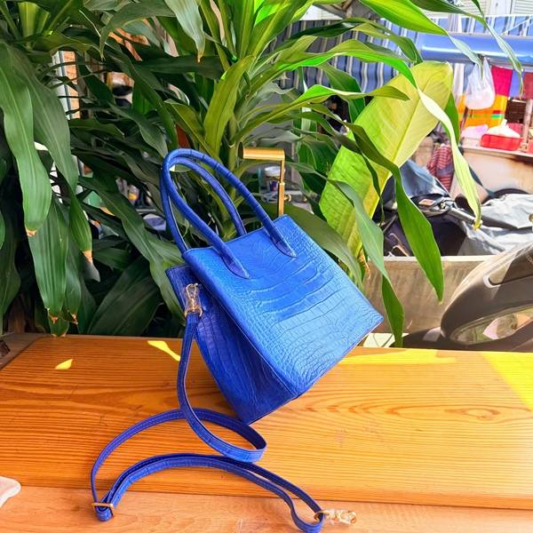 Thiết kế quai xách chắc chắn của túi Tote da cá sấu HM-2 xanh.