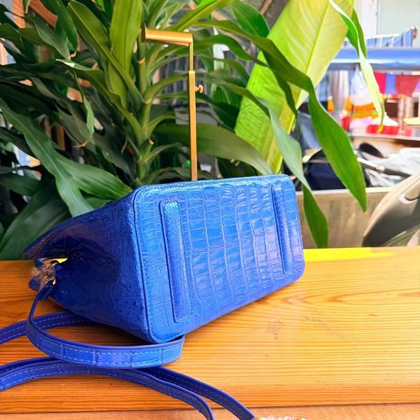 Túi Tote HM-2 da cá sấu xanh phối đồ thời trang thượng lưu.
