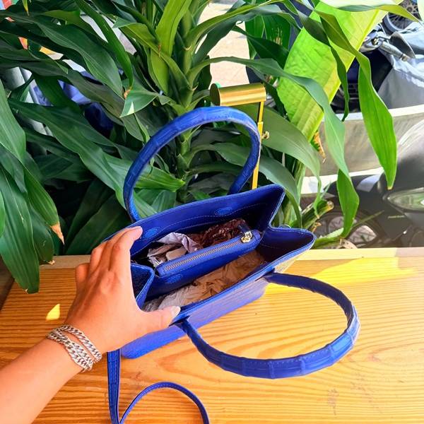 Cận cảnh khóa kéo và thân da cá sấu của mã HM-2 xanh dương.