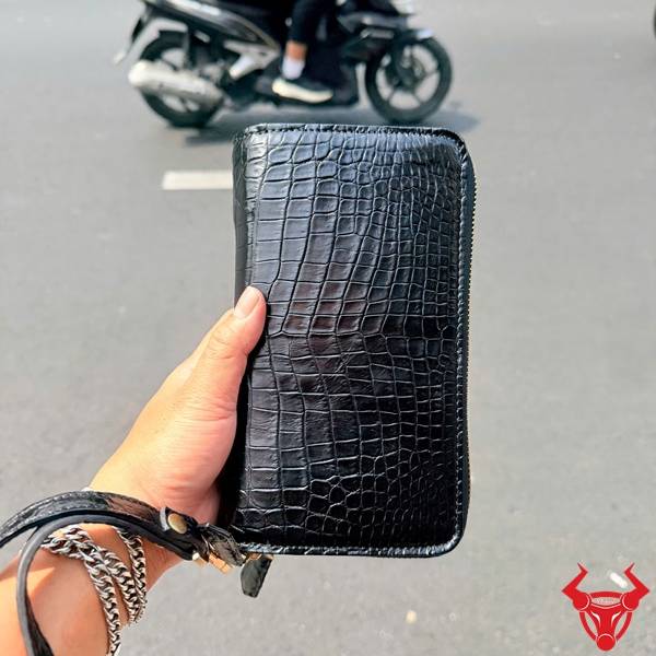 Ví cầm tay da bụng cá sấu màu đen phong cách thời trang