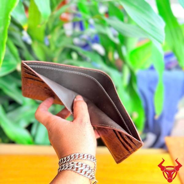 Ví nam da bụng cá sấu VCAA8 sơn cạnh màu nâu đất