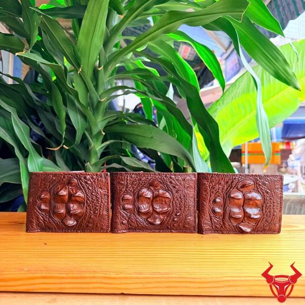 Ví nam da cá sấu 8 gù VCAA11 cao cấp nâu đất Ví nam da cá sấu 8 gù màu nâu đất VCAA11