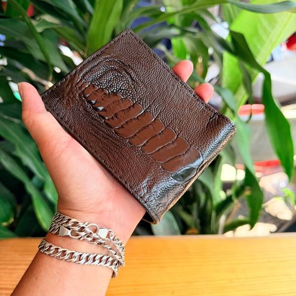 Ví Nam Da Đà Điểu Vảy Chân VCD1 Màu Đen Độc Lạ Sang Trọng Cận cảnh lớp vảy chân đà điểu độc đáo trên ví nam VCD1.
