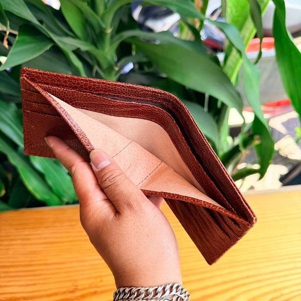 Tổng thể ví mini da đà điểu vảy chân VGD1 nâu đỏ.