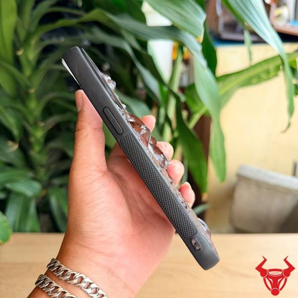 Mẫu ốp lưng Iphone 15 Pro Max da cá sấu màu nâu đất phong cách thời thượng.
