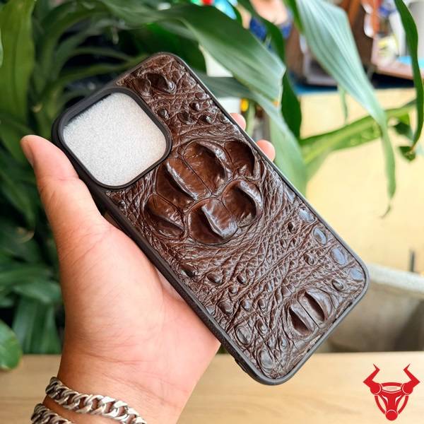 Ốp lưng da cá sấu 6 gù EXEA4 dành cho Iphone 15 Pro Max màu nâu đất.