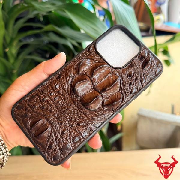Ốp lưng Iphone 15 Pro Max EXEA4 da cá sấu 6 gù màu nâu đất thời trang.
