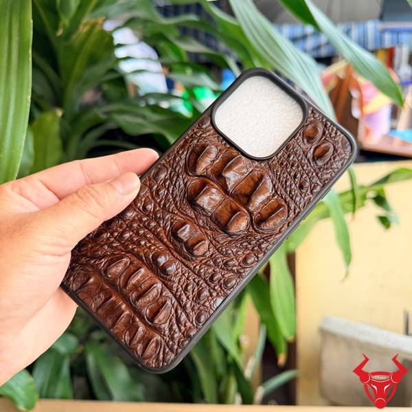 Thiết kế ốp Iphone 15 Pro Max da cá sấu màu nâu đất cao cấp EXEA4.