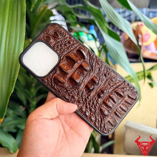 Ốp lưng Iphone 15 Pro Max da cá sấu thật 8 gù màu nâu đất phong cách.